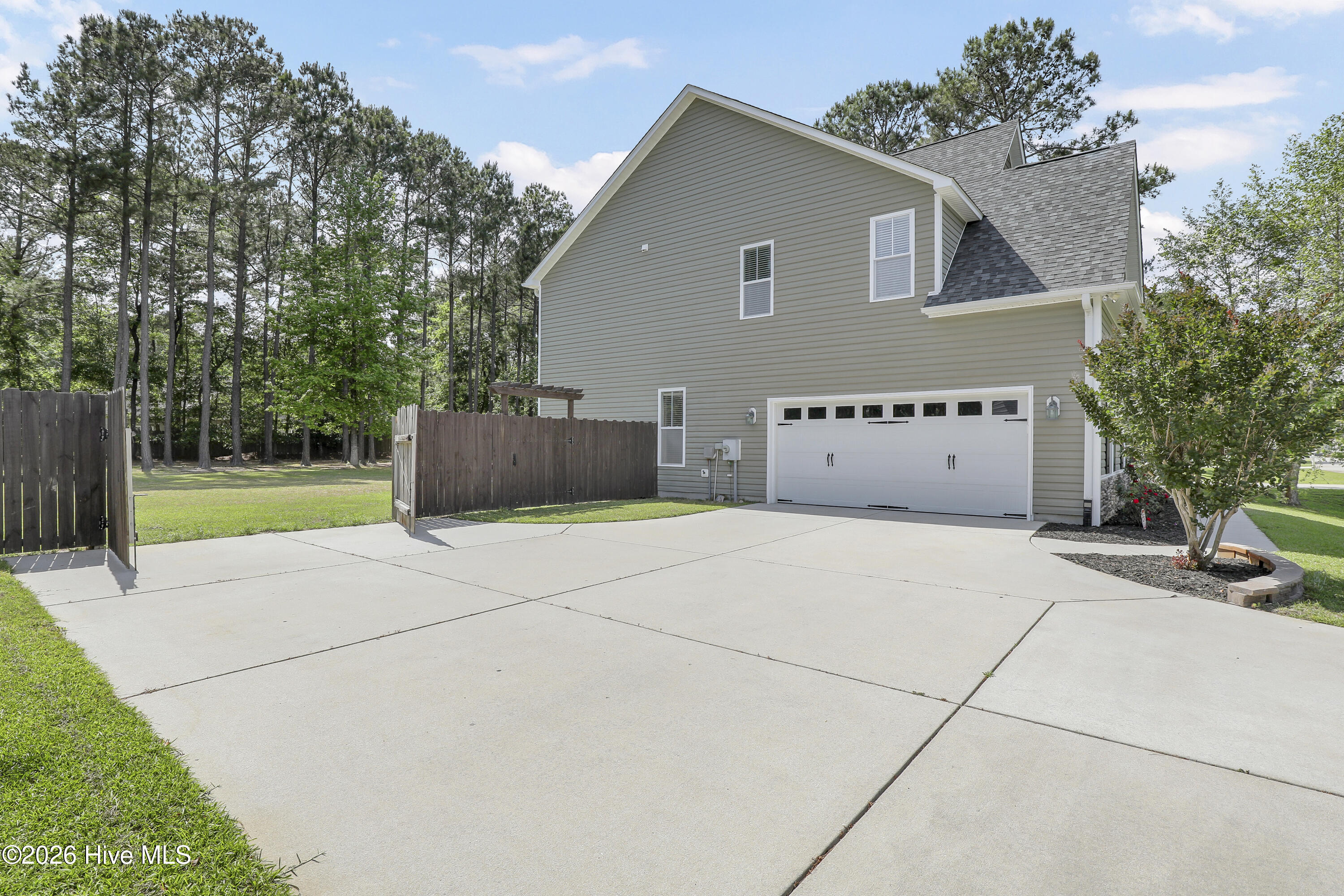 676 Majestic Oaks Drive