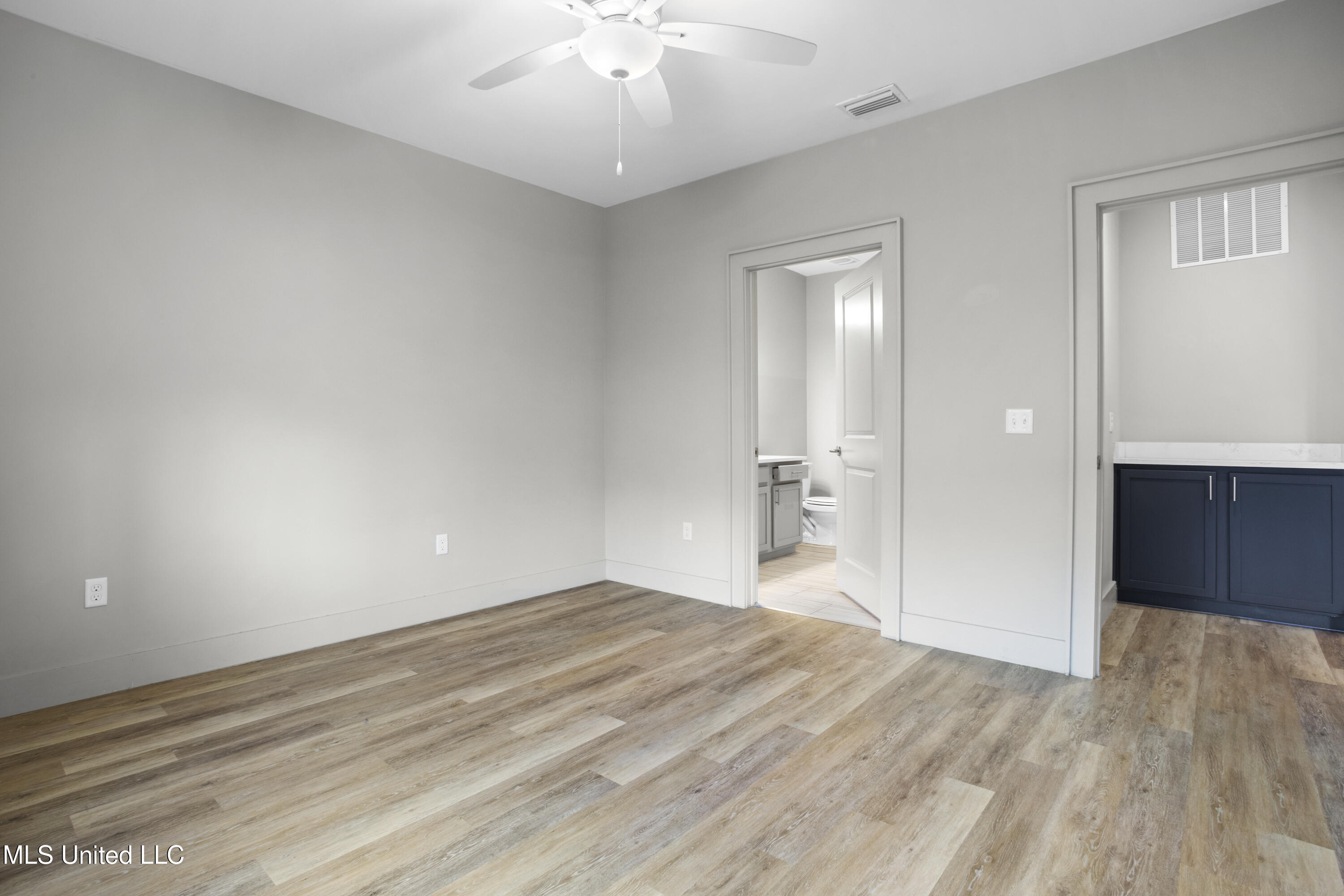 2501 Bienville Boulevard, 435