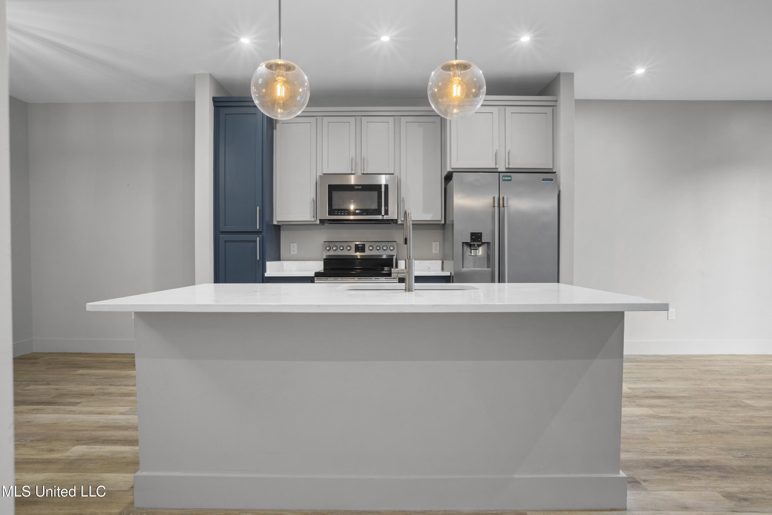 2501 Bienville Boulevard, 435