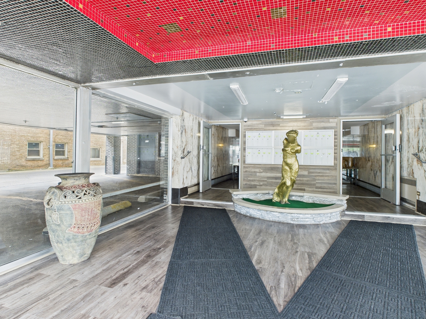 7540 N RIDGE Avenue Unit: 2B