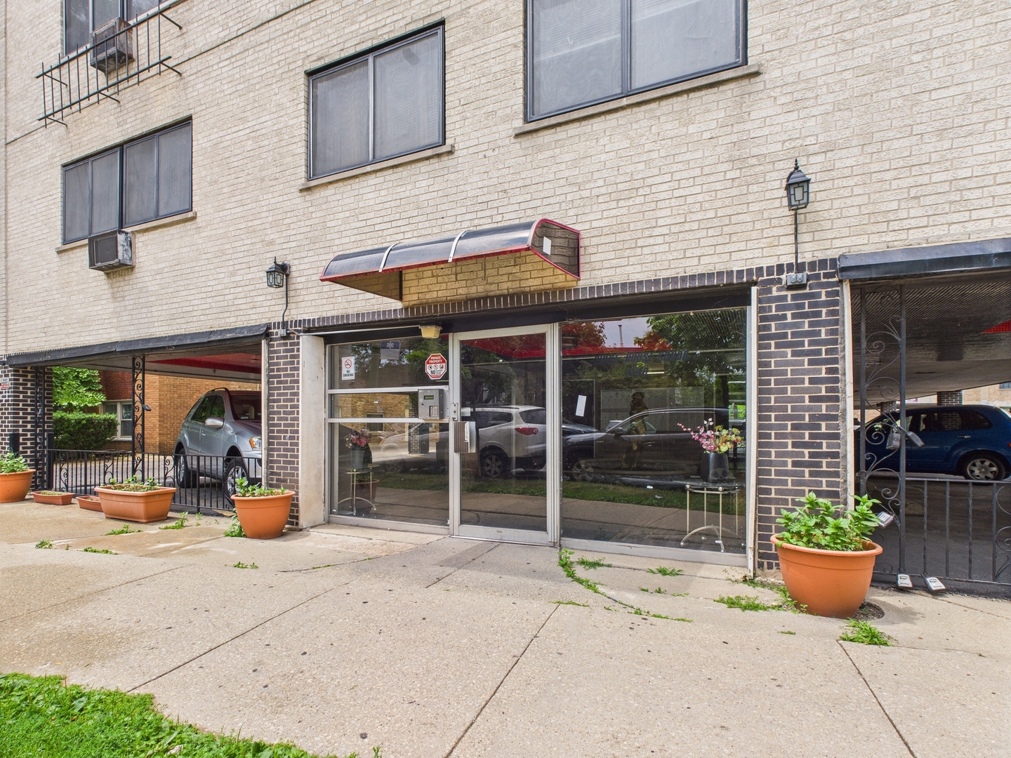 7540 N RIDGE Avenue Unit: 2B