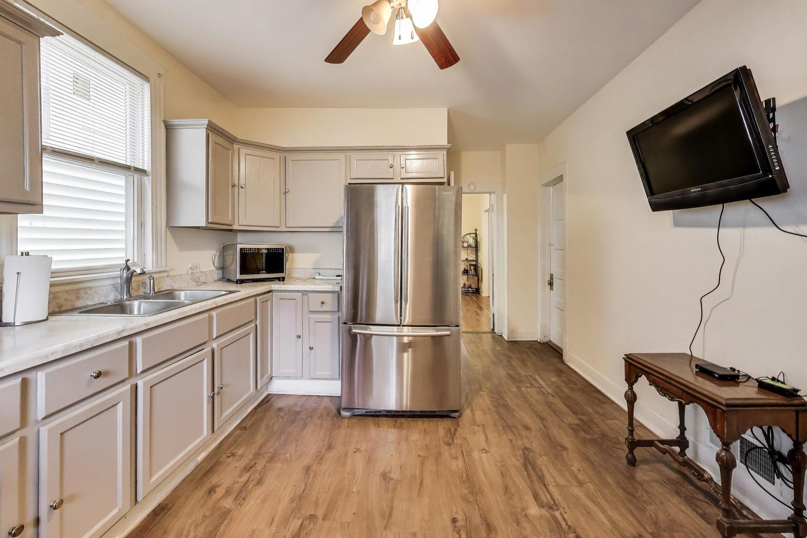 3634 W Dickens Avenue W