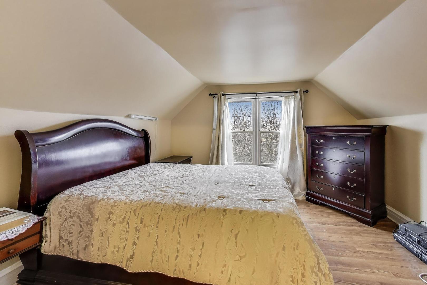 3634 W Dickens Avenue W