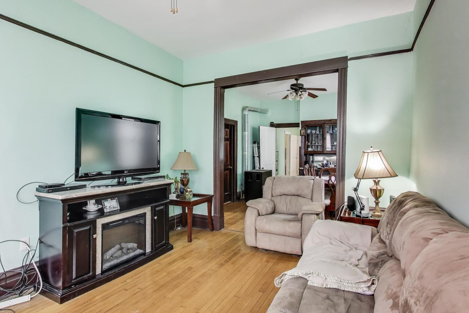 3634 W Dickens Avenue W