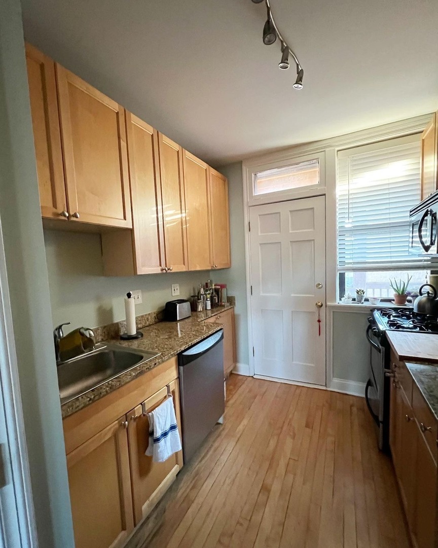 2719 W Wellington Avenue Unit: 2