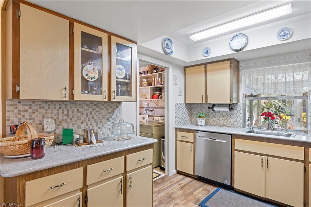 2288 Poinciana DR