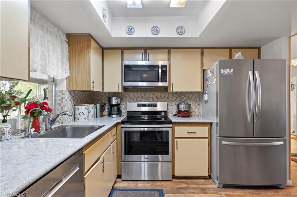 2288 Poinciana DR