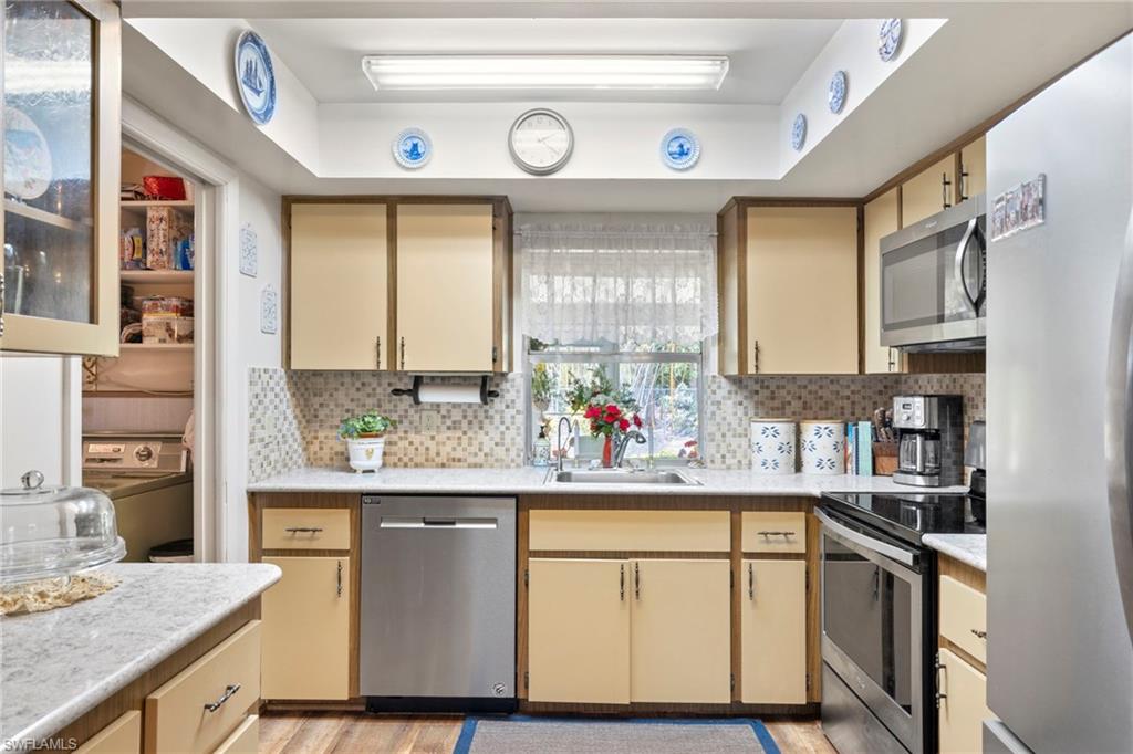 2288 Poinciana DR