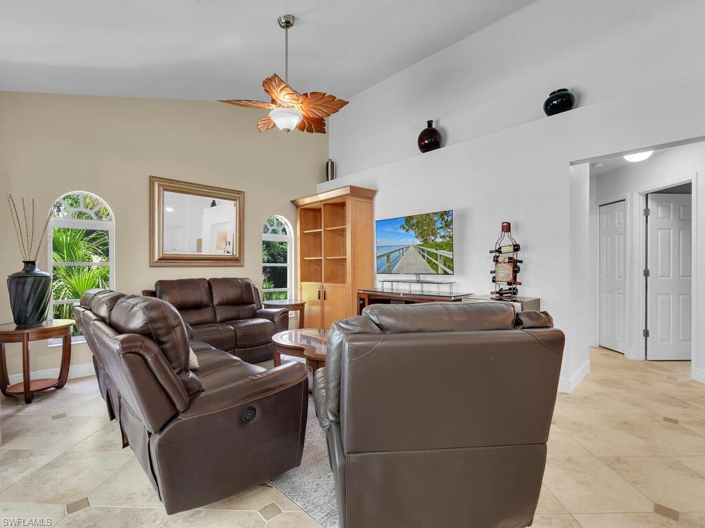 5891 Golden Oaks LN
