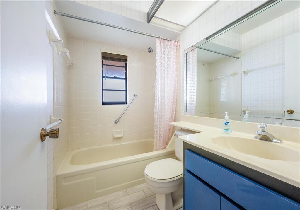 136 Fleur De Lis LN