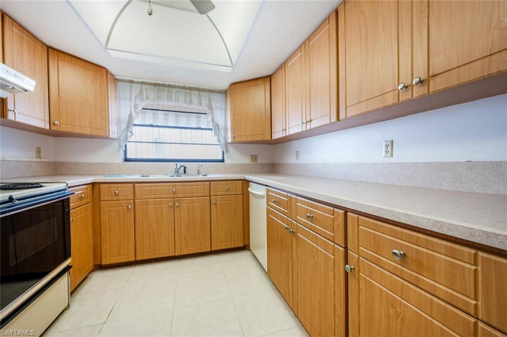 136 Fleur De Lis LN
