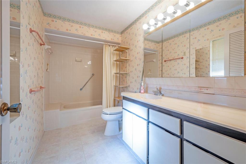 136 Fleur De Lis LN