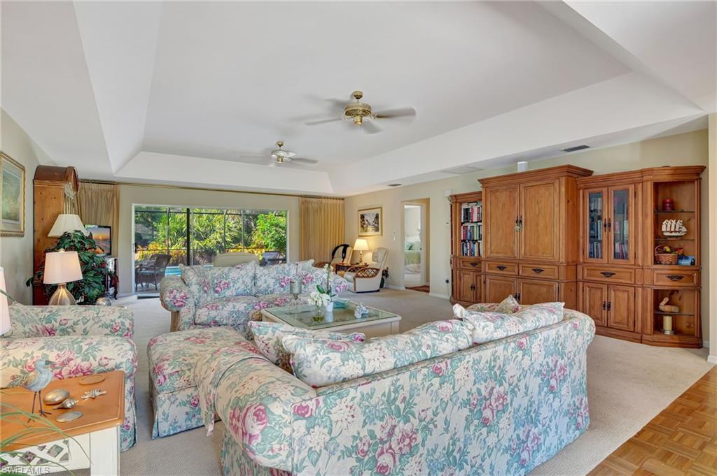 2273 Royal LN