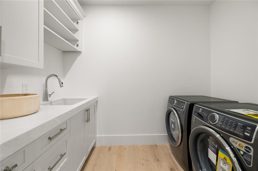 565 Whispering Pine LN, NAPLES