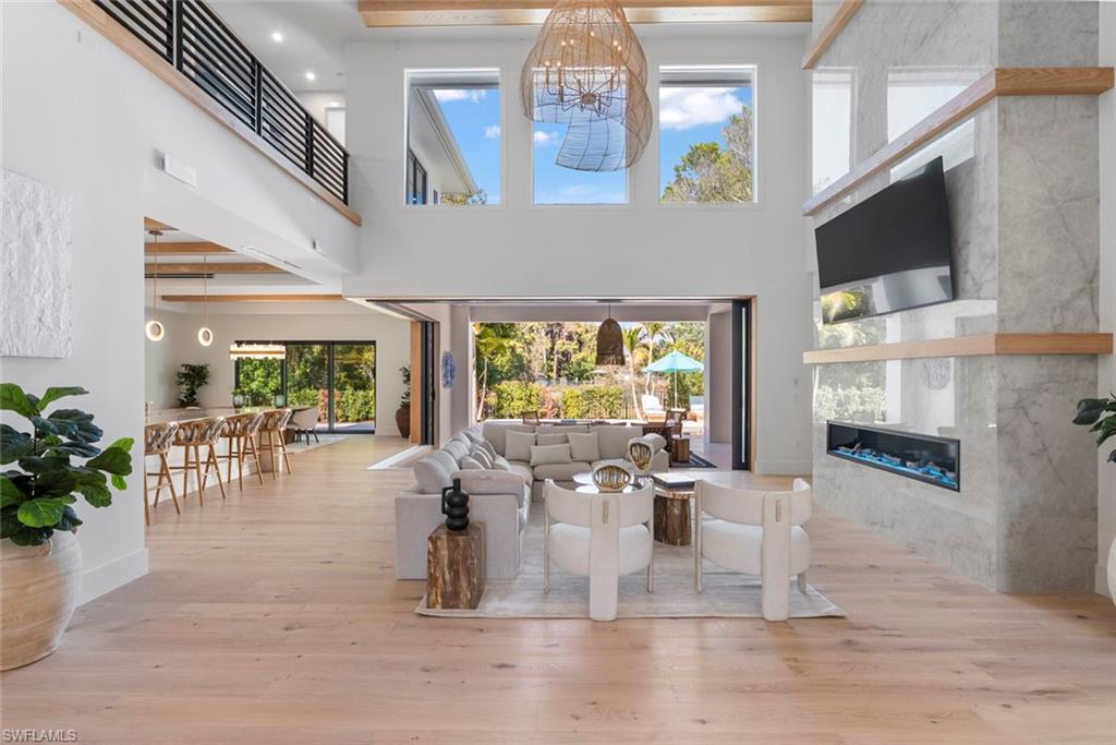 565 Whispering Pine LN, NAPLES