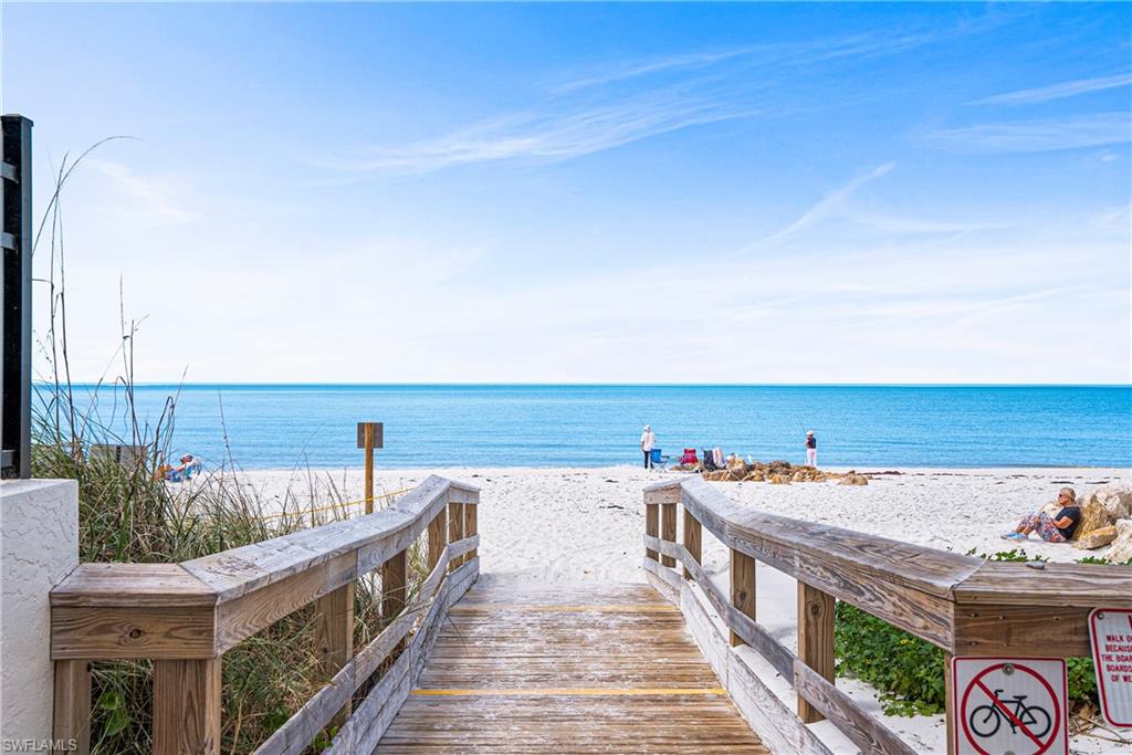 565 Whispering Pine LN, NAPLES