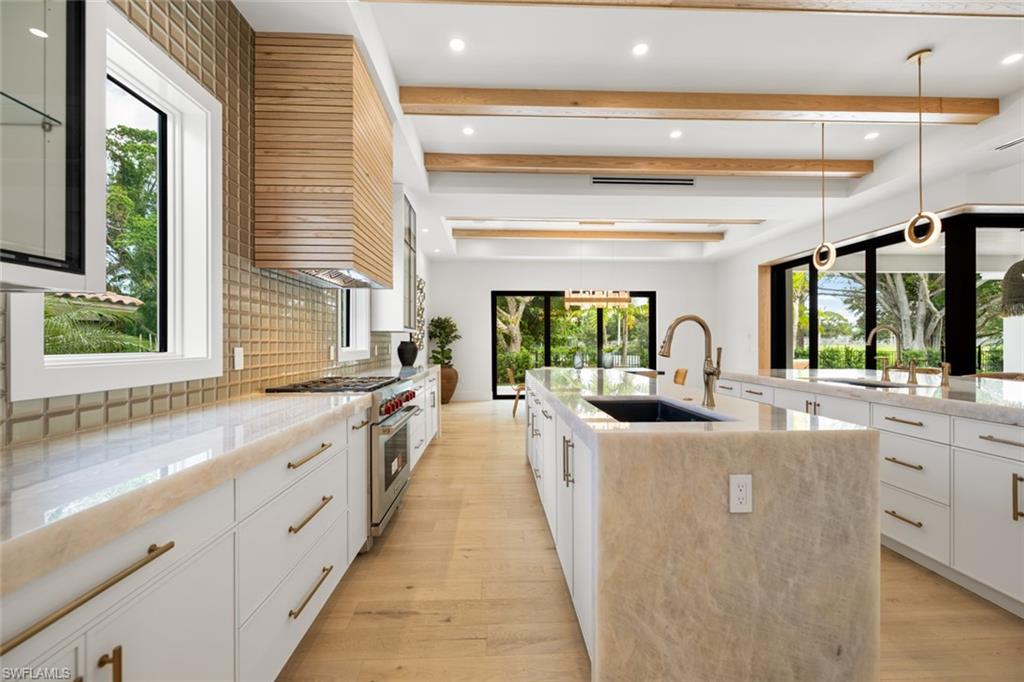 565 Whispering Pine LN, NAPLES