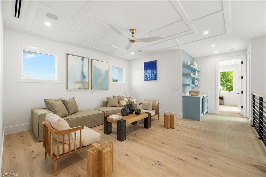 565 Whispering Pine LN, NAPLES