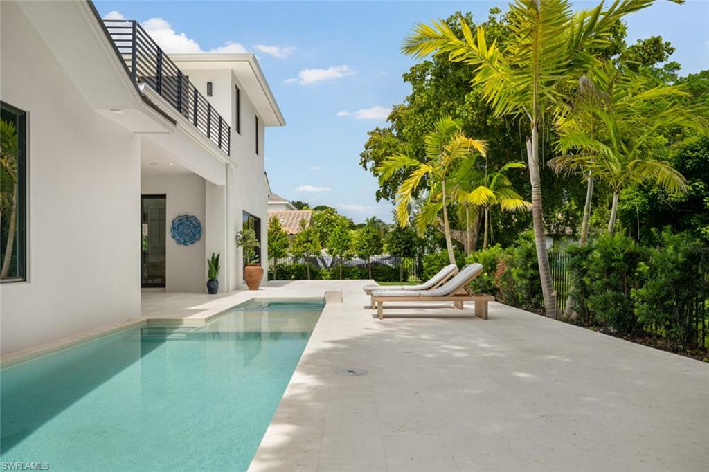 565 Whispering Pine LN, NAPLES