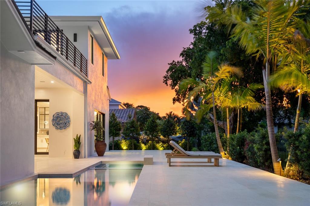 565 Whispering Pine LN, NAPLES