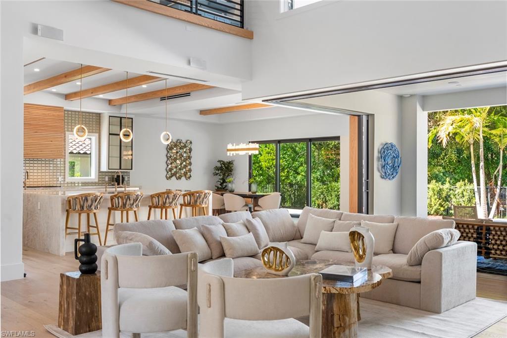 565 Whispering Pine LN, NAPLES