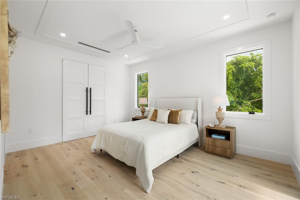 565 Whispering Pine LN, NAPLES