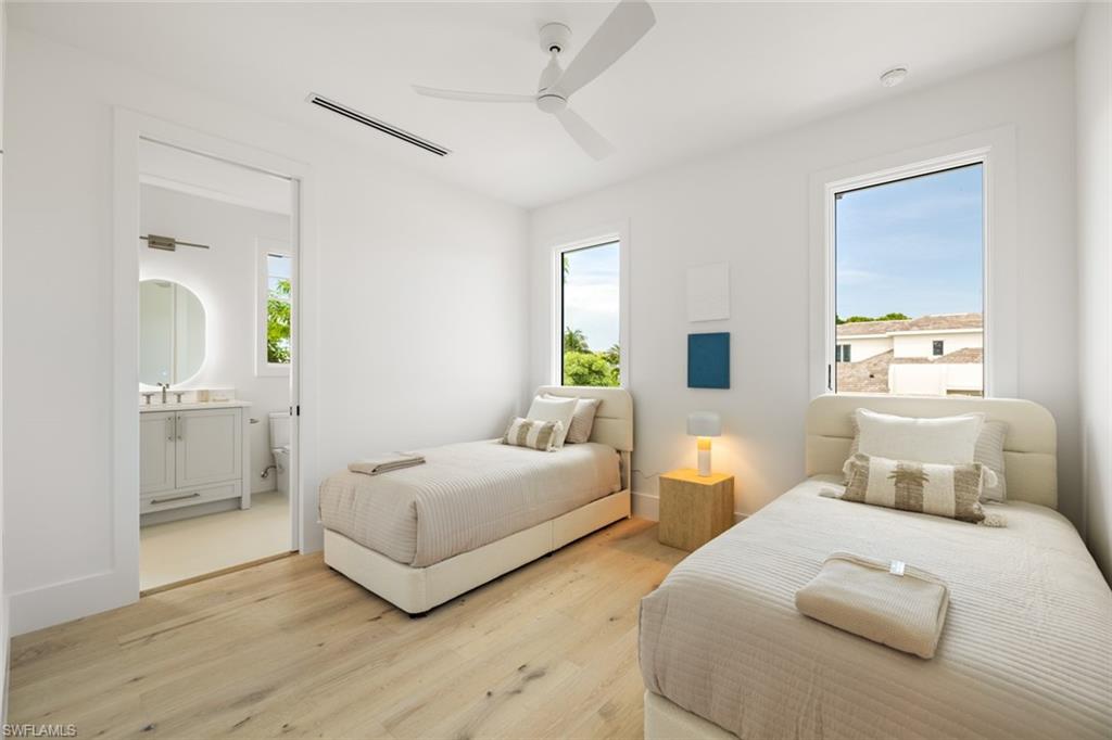 565 Whispering Pine LN, NAPLES