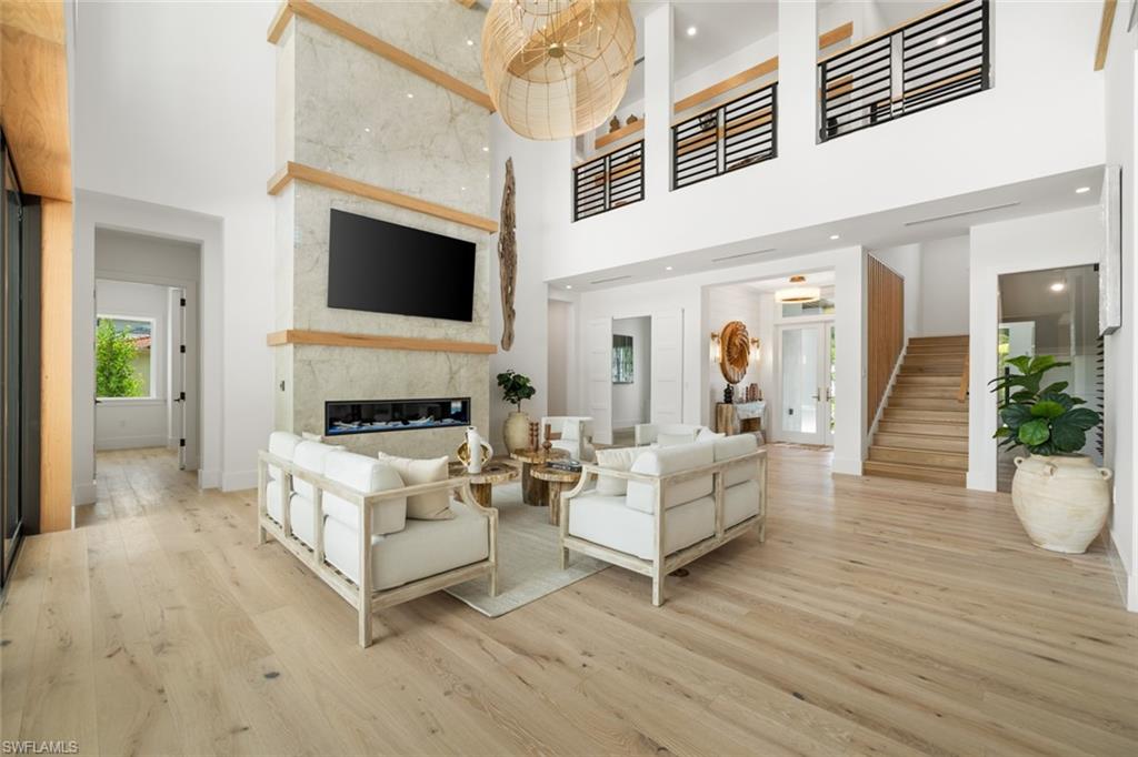 565 Whispering Pine LN, NAPLES