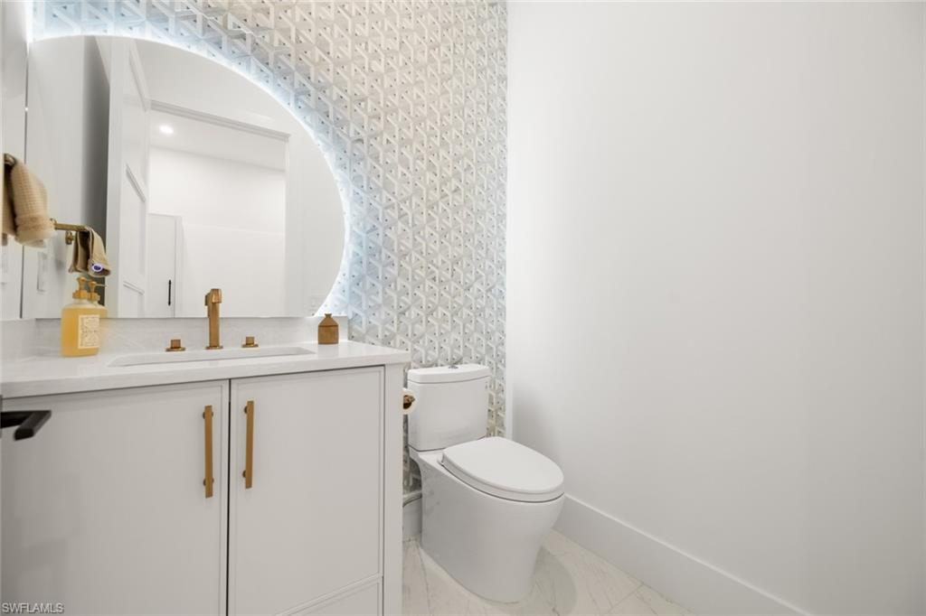 565 Whispering Pine LN, NAPLES