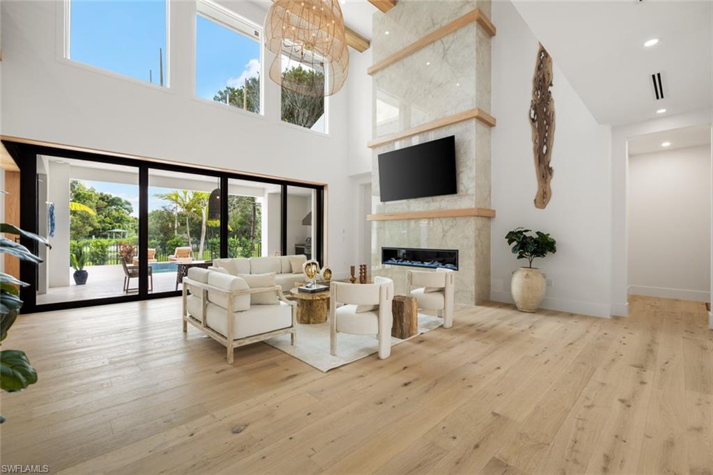 565 Whispering Pine LN, NAPLES