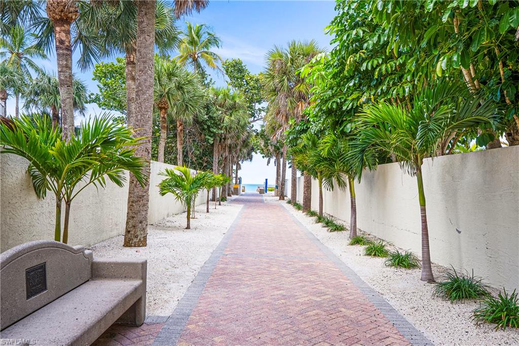 565 Whispering Pine LN, NAPLES