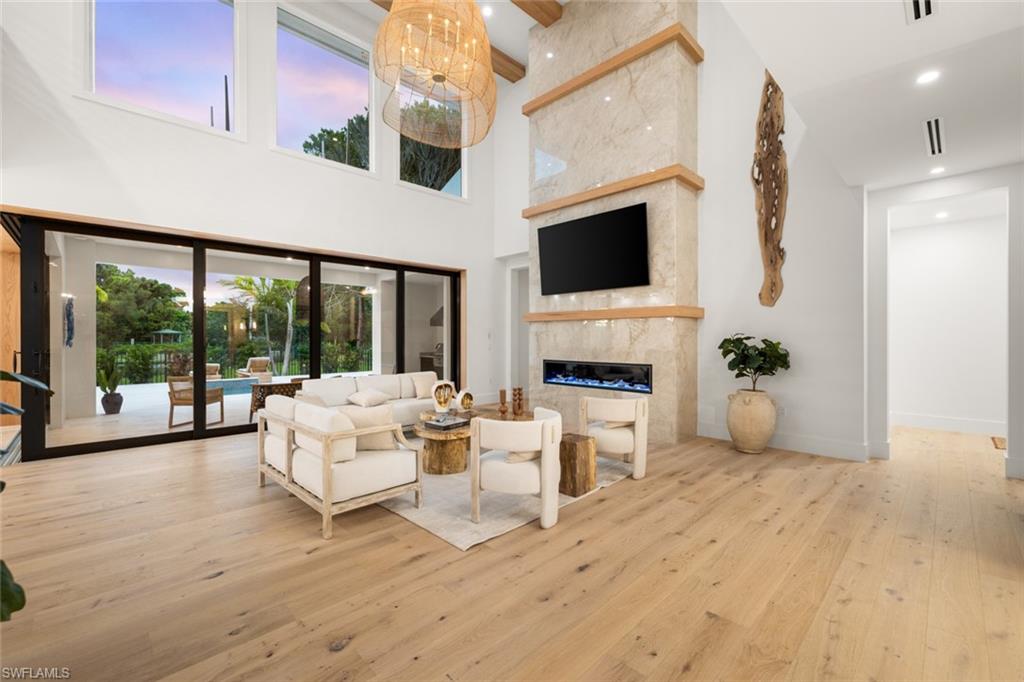 565 Whispering Pine LN, NAPLES