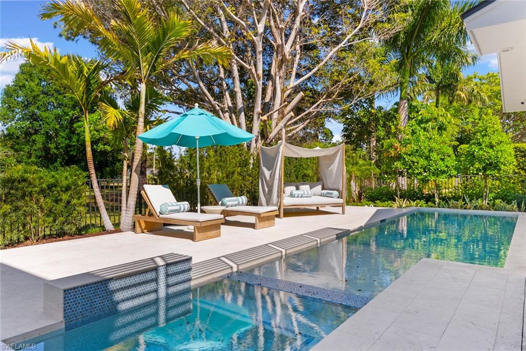 565 Whispering Pine LN, NAPLES