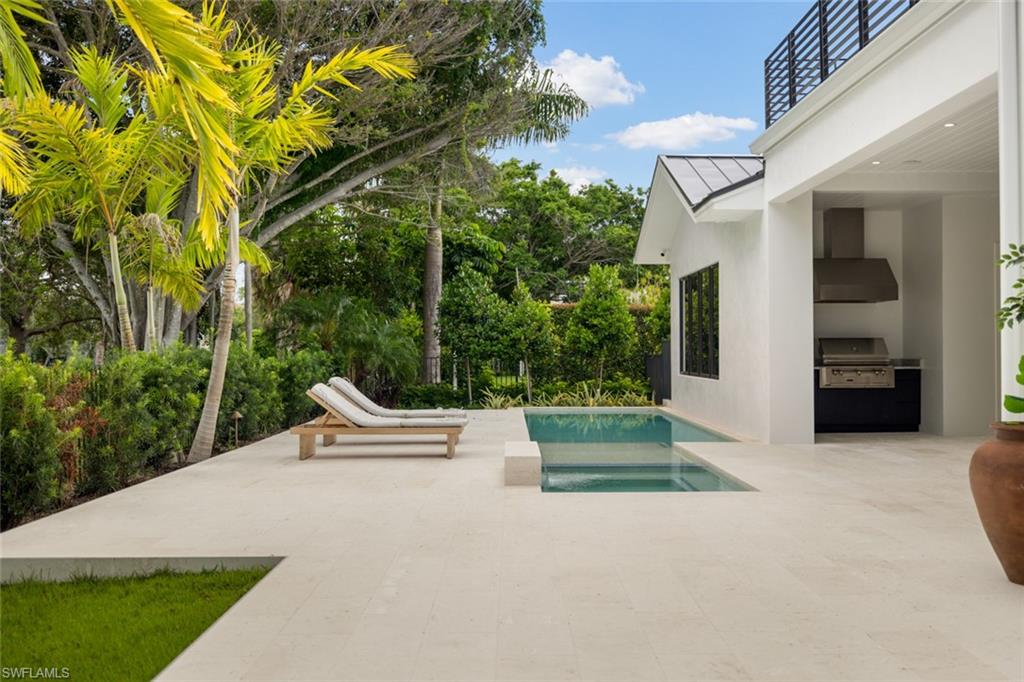 565 Whispering Pine LN, NAPLES