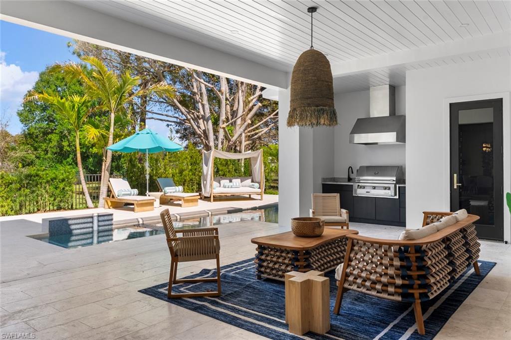 565 Whispering Pine LN, NAPLES