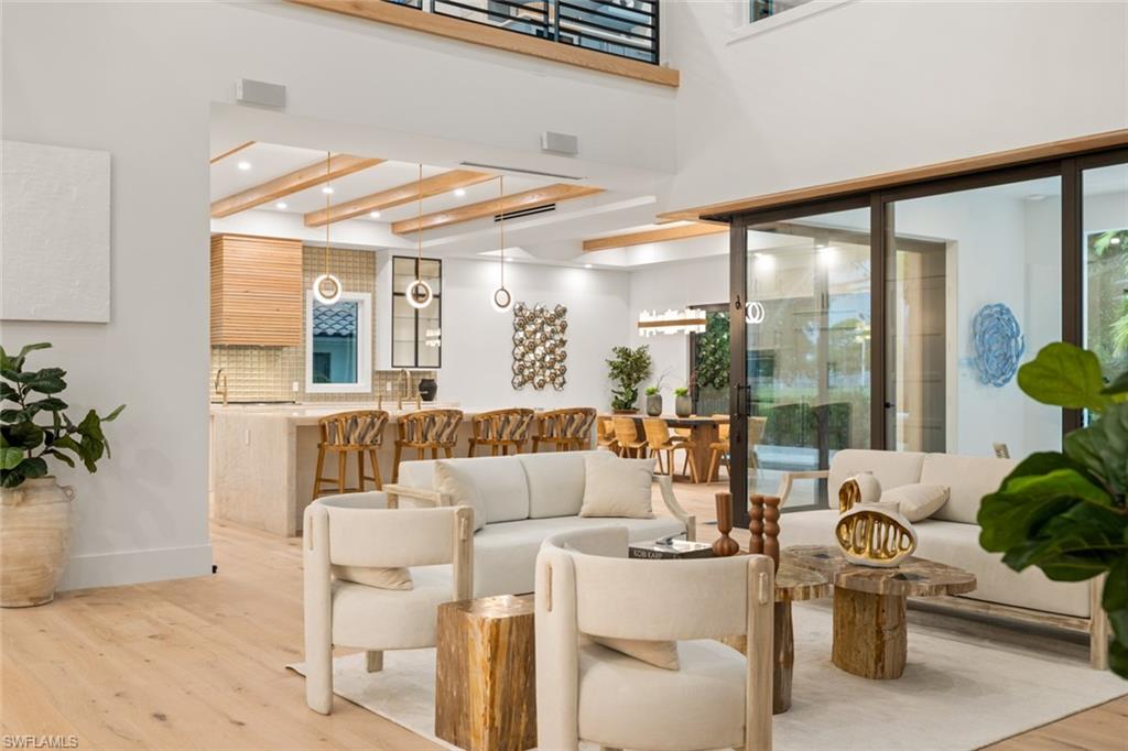 565 Whispering Pine LN, NAPLES