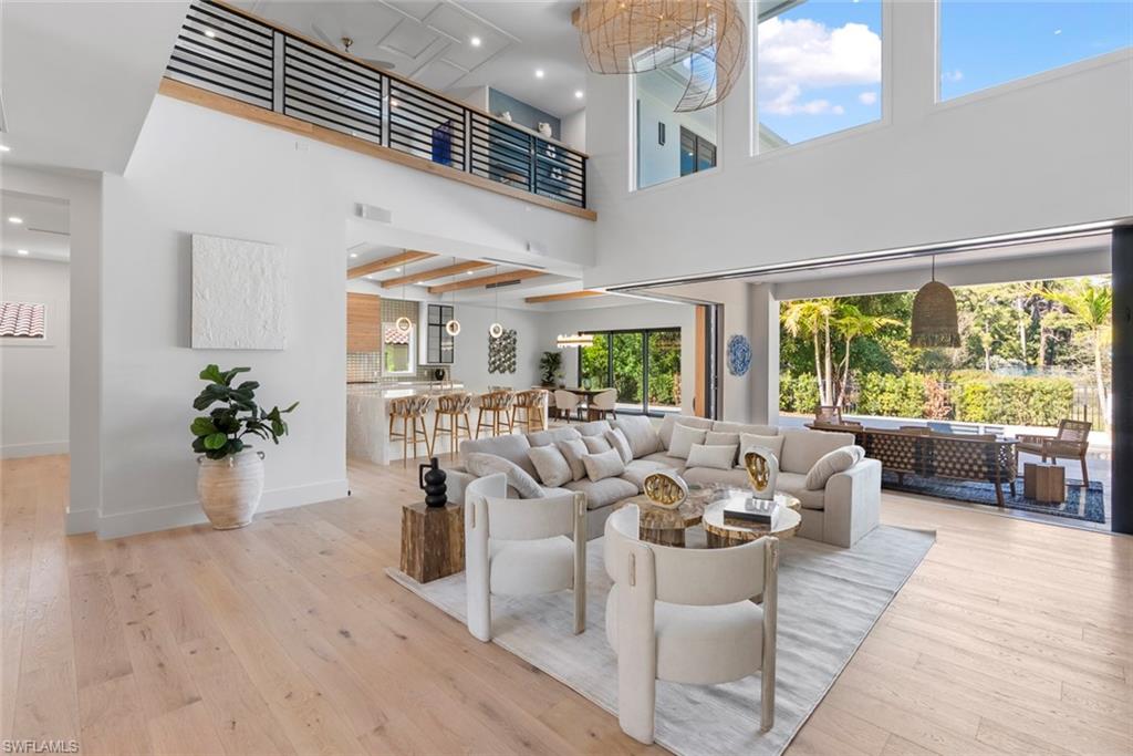 565 Whispering Pine LN, NAPLES