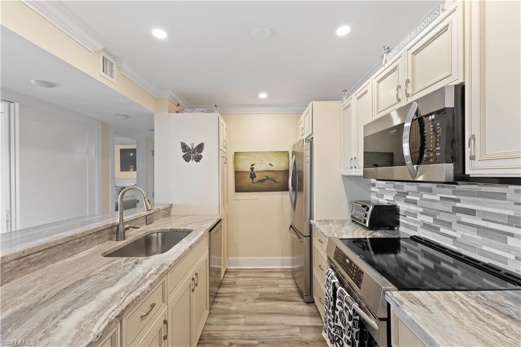 555 Park Shore DR # B513