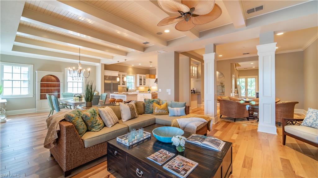 725 W Lake DR