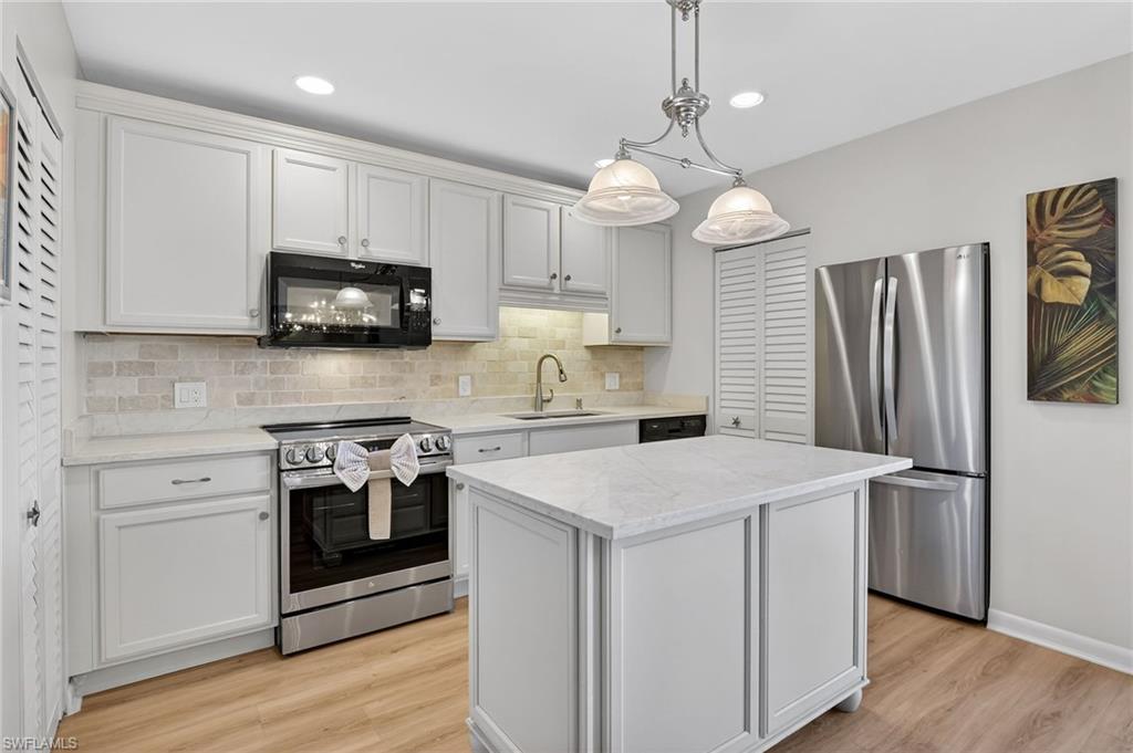 788 PARK SHORE DR # B22