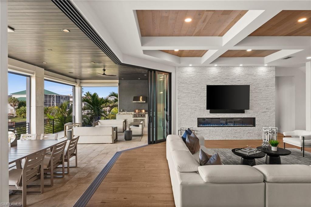 380 Trade Winds AVE