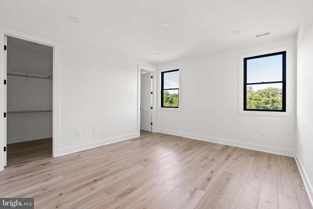 935 DEAD RUN DRIVE