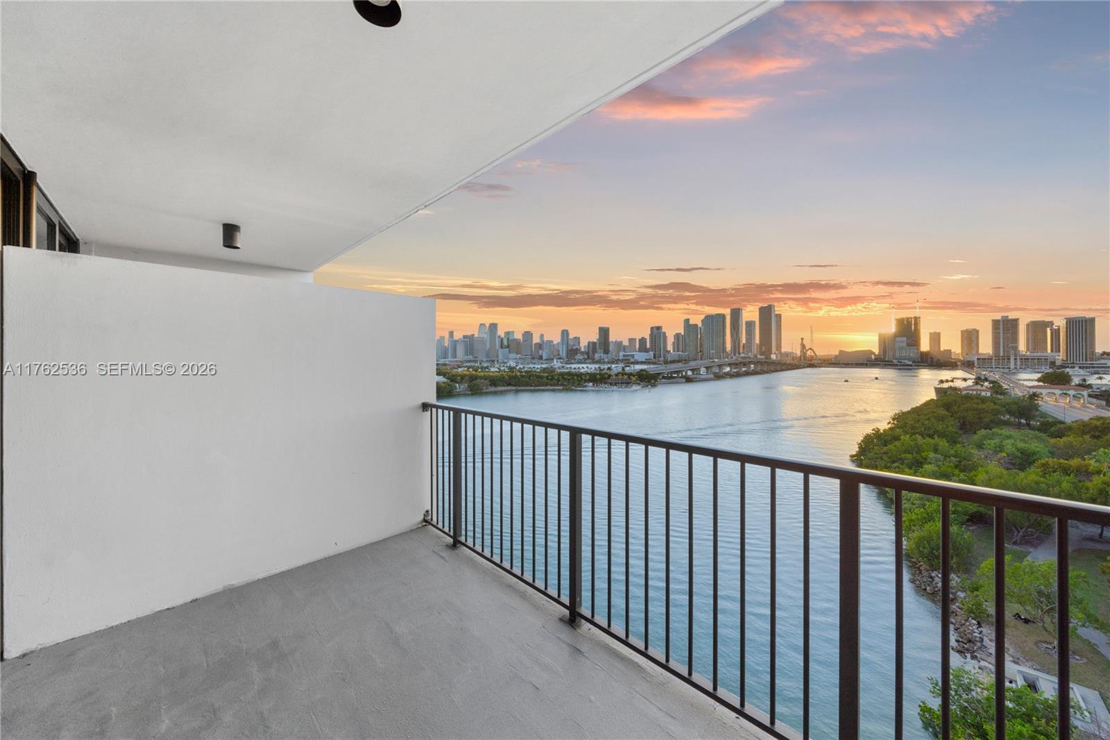 1000 Venetian Way 810