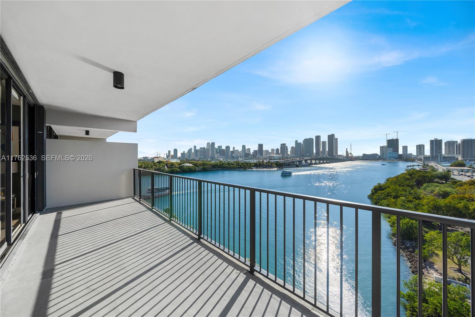 1000 Venetian Way 810