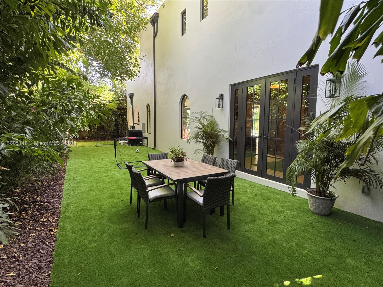 El Tesoro ~ 549 NE 59th Street