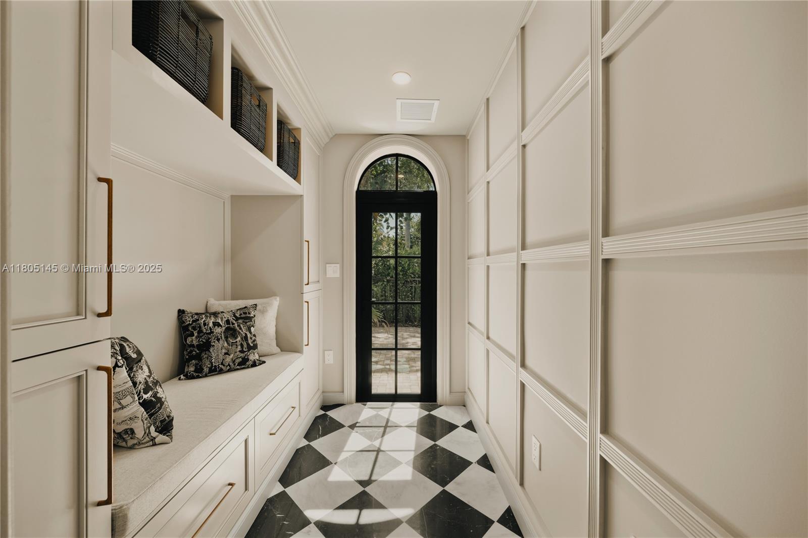 El Tesoro ~ 549 NE 59th Street