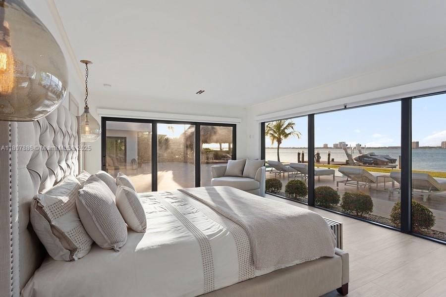 7972 Biscayne Point Cir