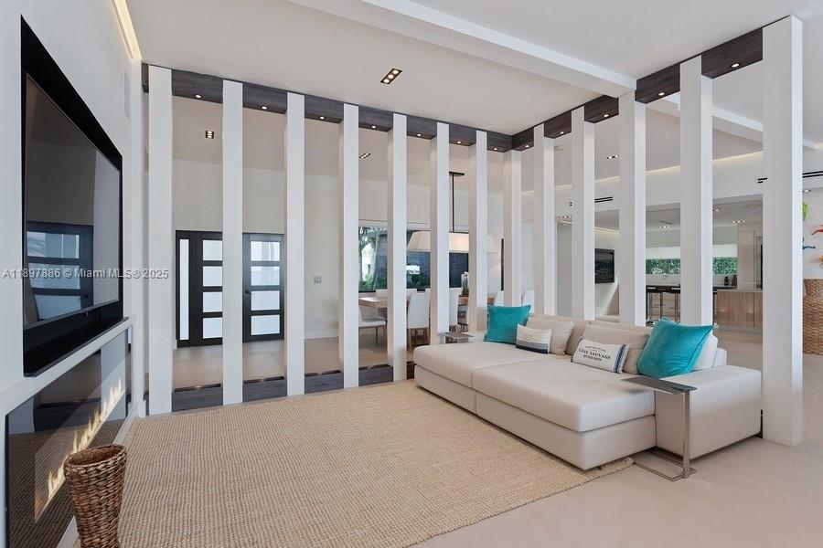 7972 Biscayne Point Cir