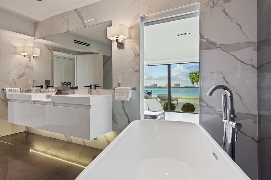 7972 Biscayne Point Cir