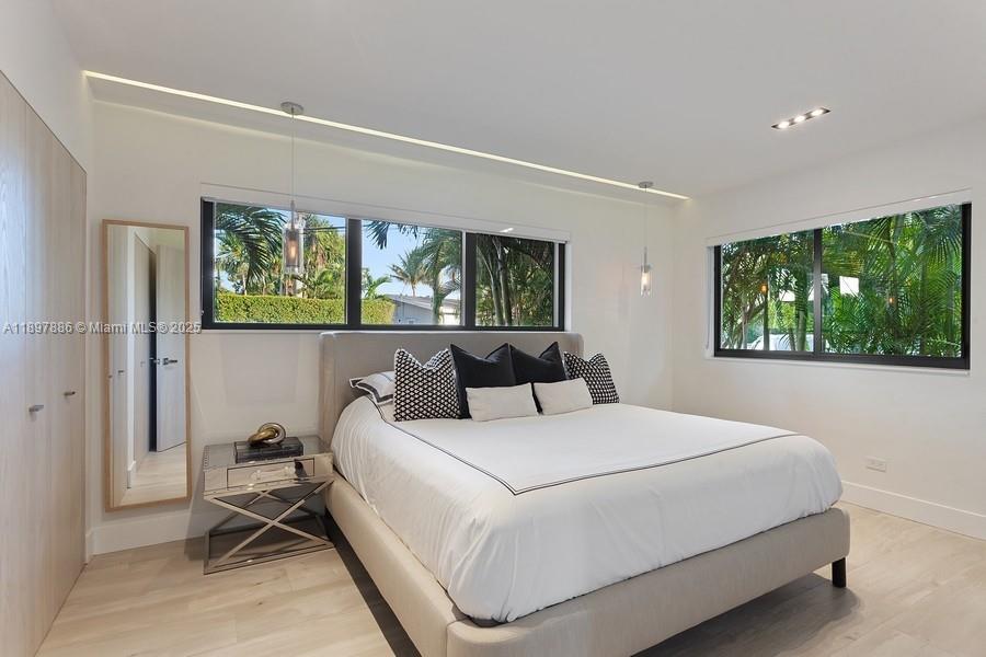 7972 Biscayne Point Cir